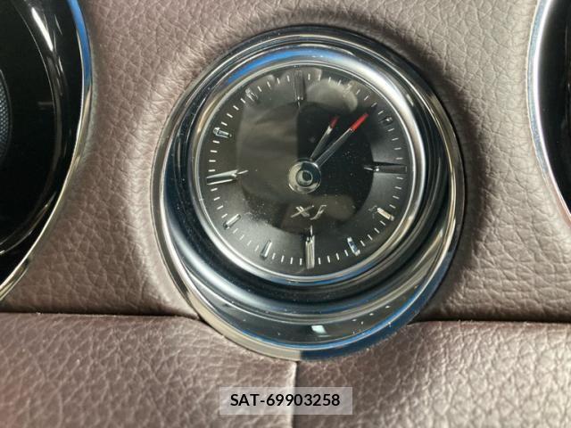 Jaguar XJ SERIES 2015-02 8742863-18