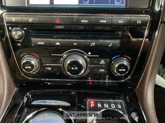 Jaguar XJ SERIES 2015-02 8742863-22