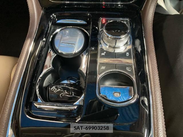 Jaguar XJ SERIES 2015-02 8742863-23
