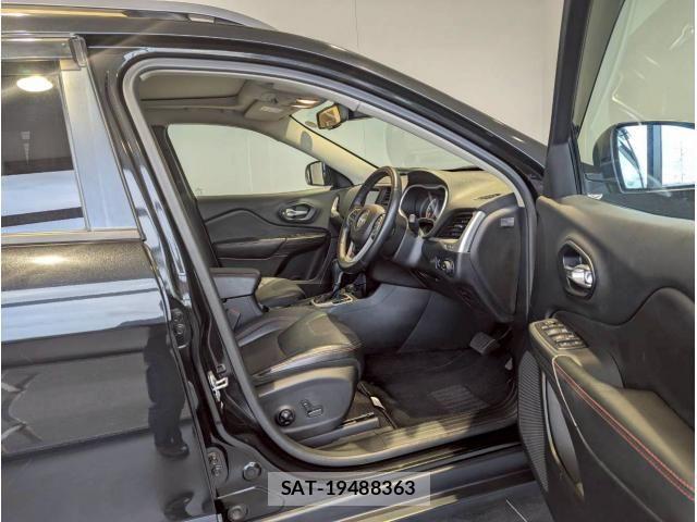 Jeep CHEROKEE 2017-04 8130650-10
