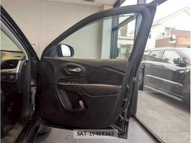 Jeep CHEROKEE 2017-04 8130650-11