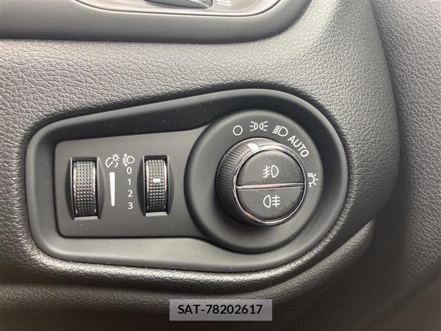 Jeep RENEGADE 2020-08 1281823-25