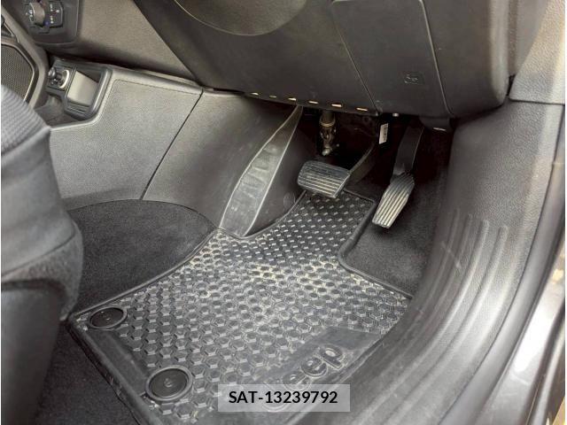 Jeep RENEGADE 2020-12 6612449-16