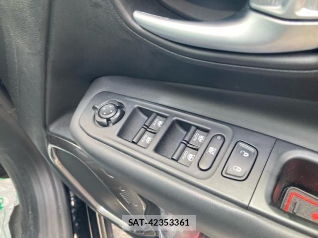 Jeep RENEGADE 2019-05 6906881-12