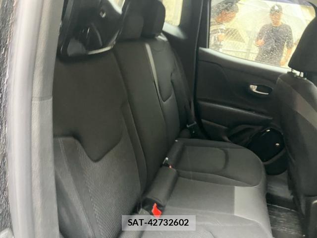 Jeep RENEGADE 2019-06 7020663-25