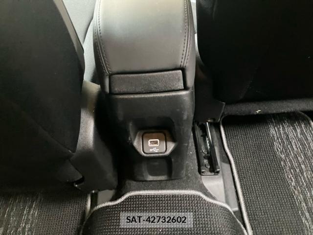 Jeep RENEGADE 2019-06 7020663-26