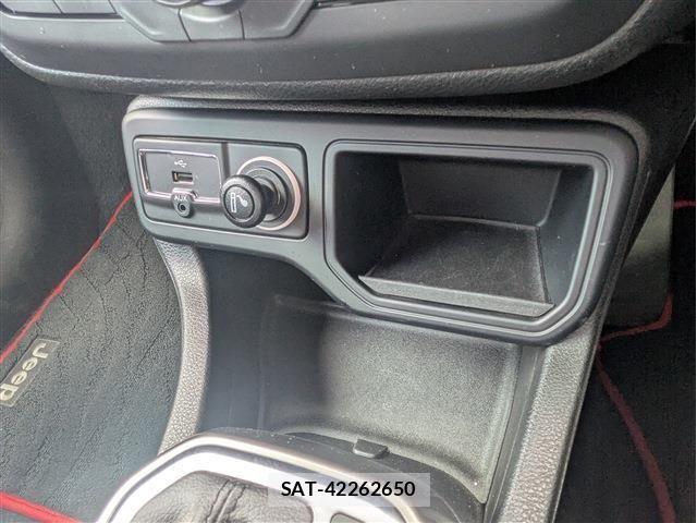 Jeep RENEGADE 2020-06 8208008-16
