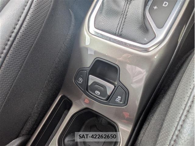 Jeep RENEGADE 2020-06 8208008-18