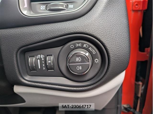 Jeep RENEGADE 2021-10 8208007-23