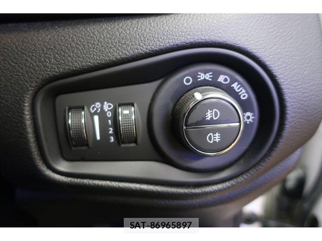 Jeep RENEGADE 2018-10 8314908-17