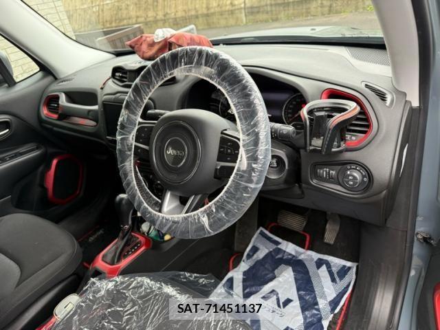 Jeep RENEGADE 2016-10 8314914-11