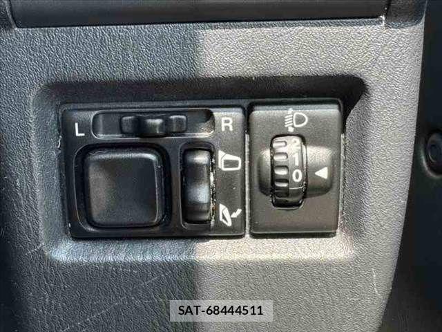 Suzuki JIMNY 2006-05 8208065-26