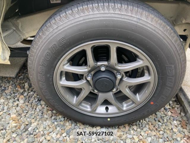 Suzuki JIMNY 2025-04 8208035-4