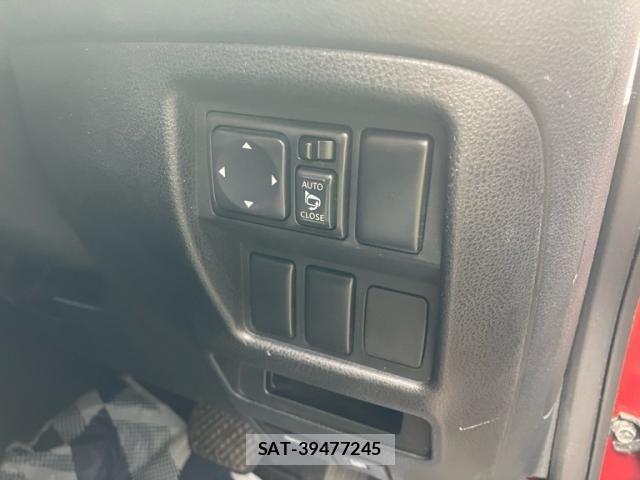 Nissan JUKE 2010-10 1281893-17