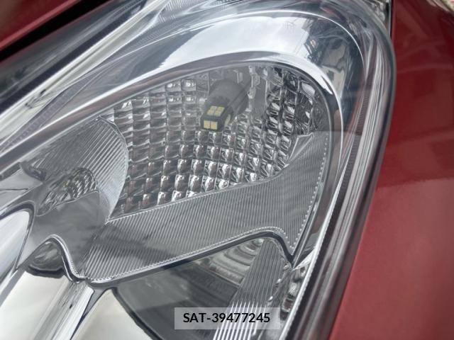 Nissan JUKE 2010-10 1281893-25