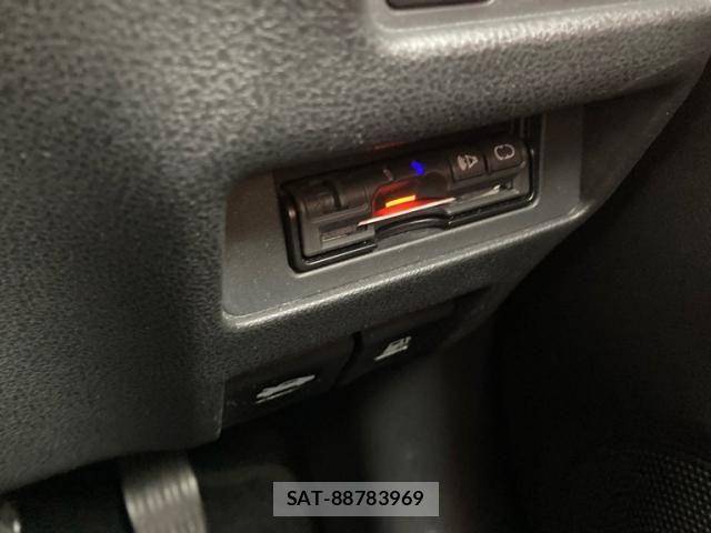 Nissan JUKE 2011-06 7059068-20
