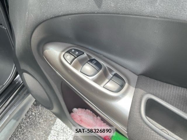 Nissan JUKE 2012-05 7220385-12