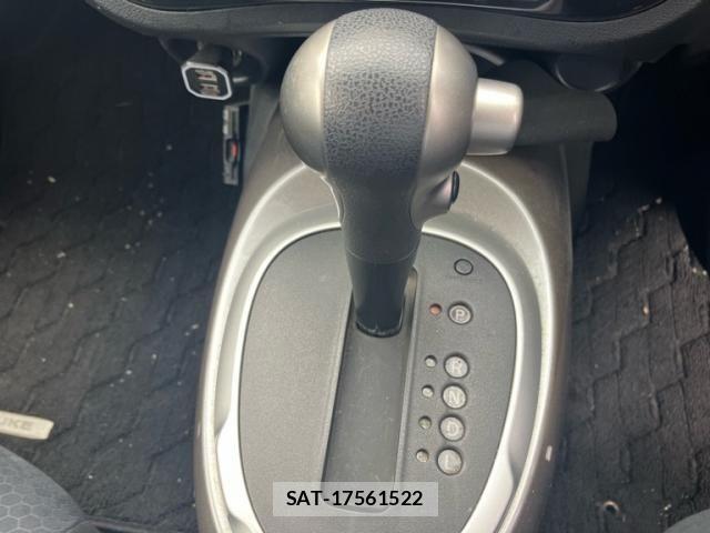 Nissan JUKE 2011-08 7220381-18