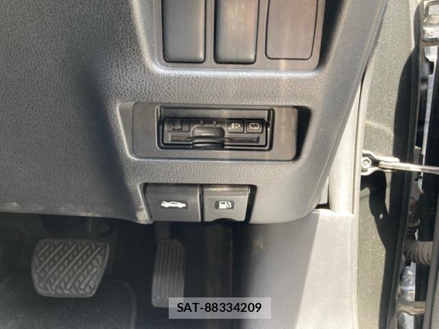 Nissan JUKE 2011-08 7455184-12