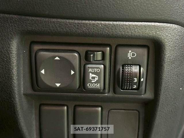 Nissan JUKE 2012-05 7501099-13