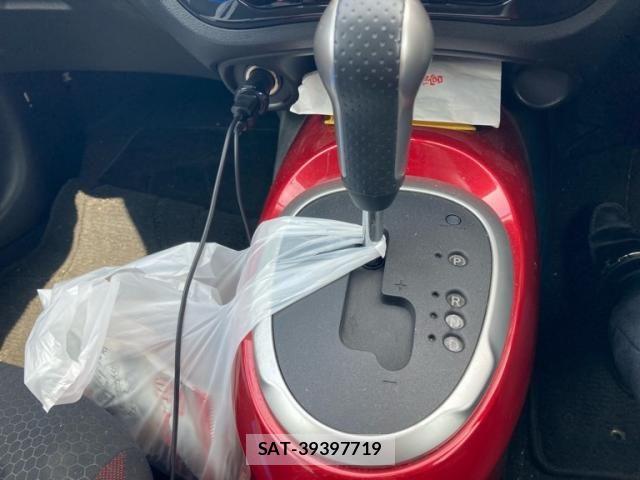 Nissan JUKE 2010-11 7724662-13