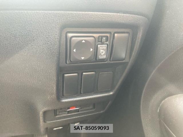 Nissan JUKE 2011-11 7877109-23