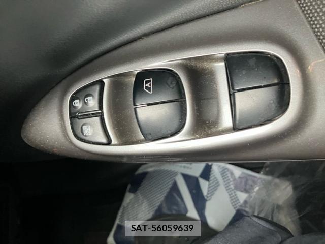 Nissan JUKE 2012-07 8245569-14