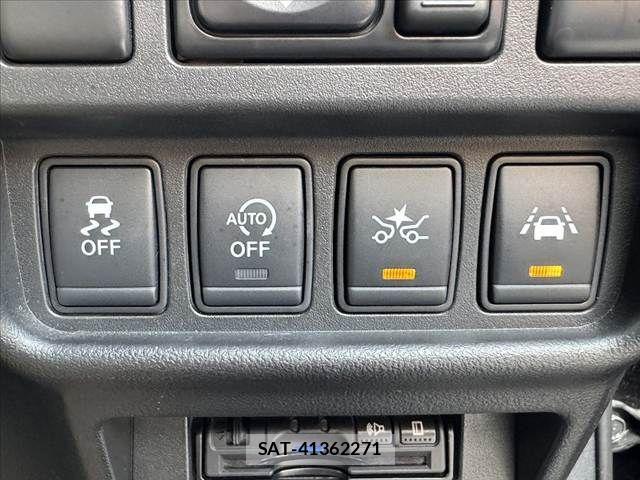 Nissan JUKE 2017-08 8366519-5