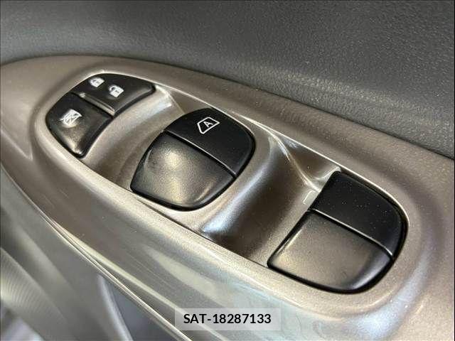 Nissan JUKE 2011-10 8485560-8