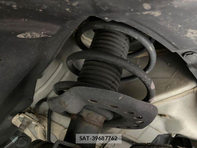 Nissan JUKE 2010-08 8666330-19