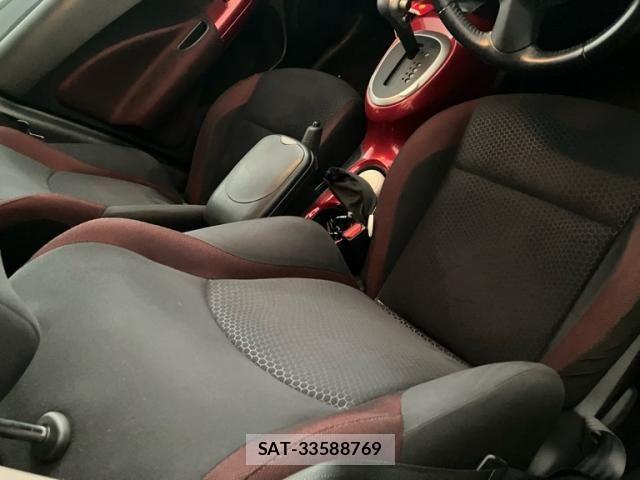 Nissan JUKE 2011-06 8743068-16