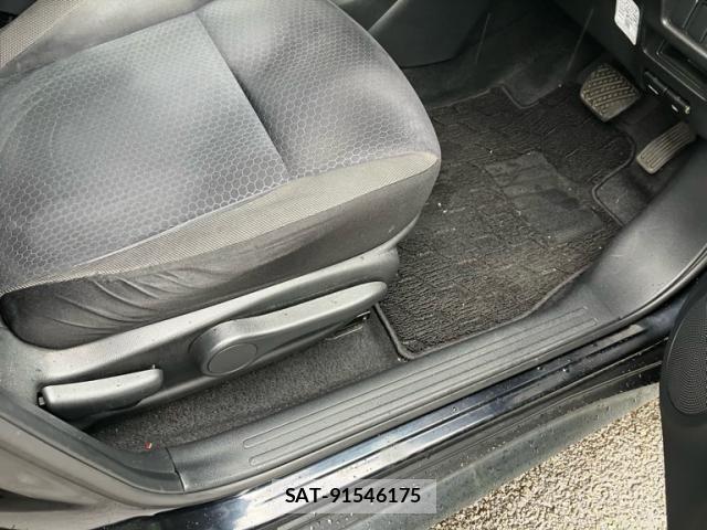 Nissan JUKE 2010-10 8871263-12