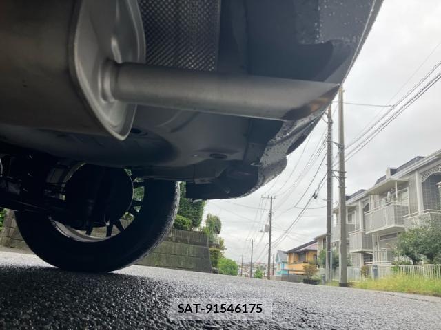 Nissan JUKE 2010-10 8871263-5