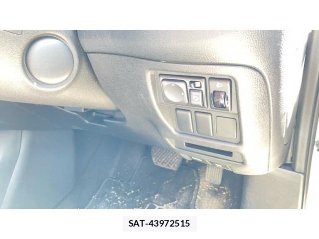 Nissan JUKE 2010-06 8871265-13