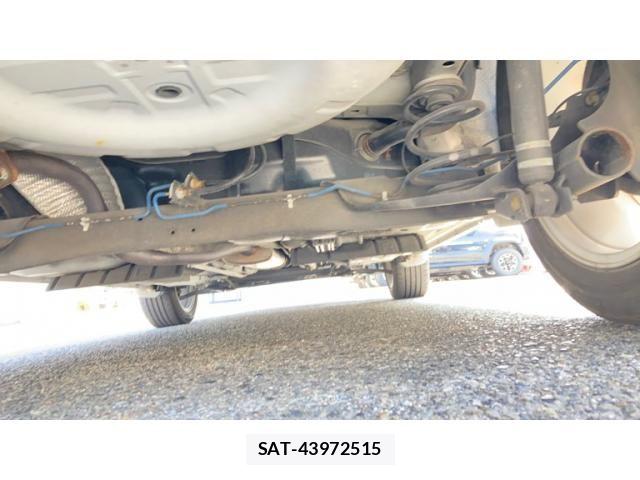 Nissan JUKE 2010-06 8871265-23