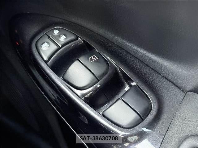Nissan JUKE 2015-05 7327766-28