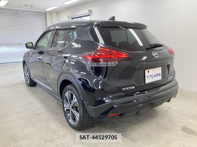 Nissan KICKS 2021-06 7877118-24