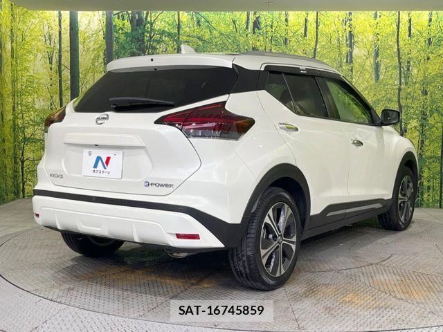 Nissan KICKS 2023-12 8208113-16