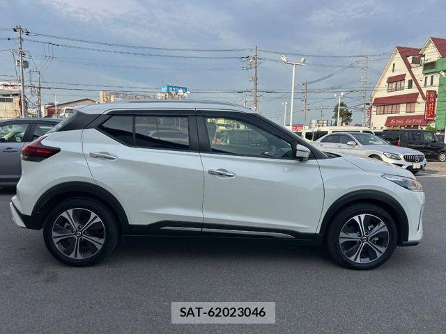 Nissan KICKS 2021-01 8208120-16
