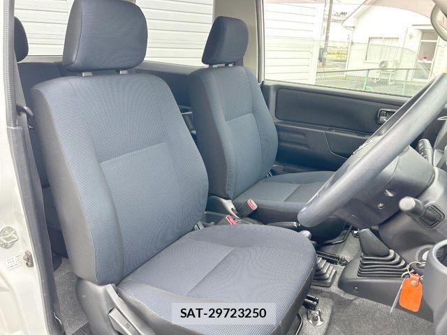 Nissan KICKS 2011-06 7392535-5