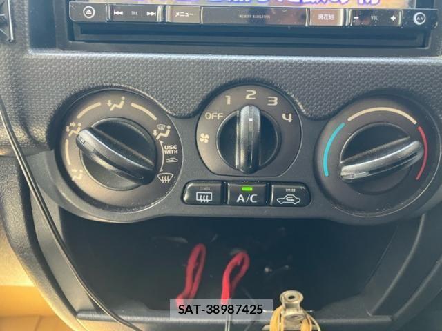 Nissan KICKS 2011-11 8666337-16