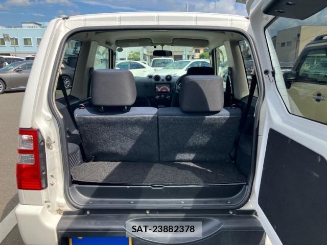 Nissan KICKS 2011-10 8849482-13