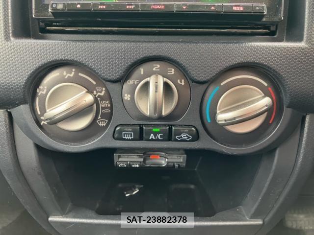 Nissan KICKS 2011-10 8849482-22