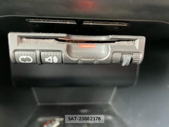 Nissan KICKS 2011-10 8849482-23