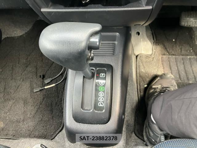 Nissan KICKS 2011-10 8849482-24