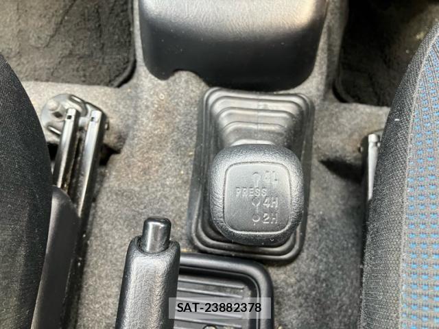 Nissan KICKS 2011-10 8849482-25