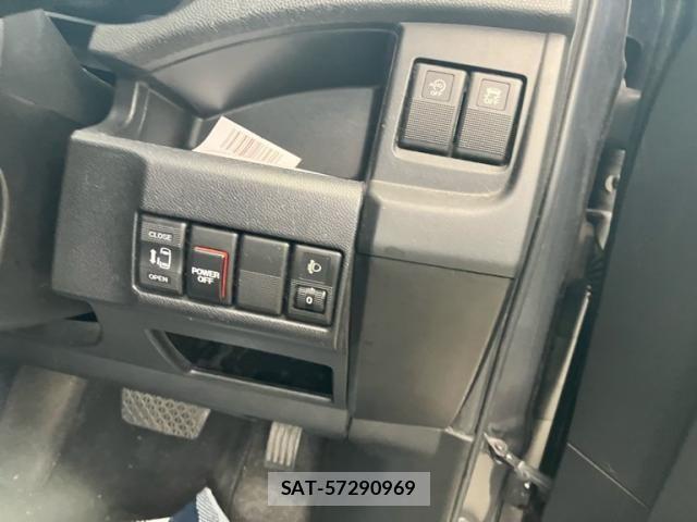 Nissan LAFESTA 2014-01 7724693-18