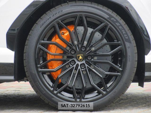 Lamborghini URUS 2025-06 7220457-6