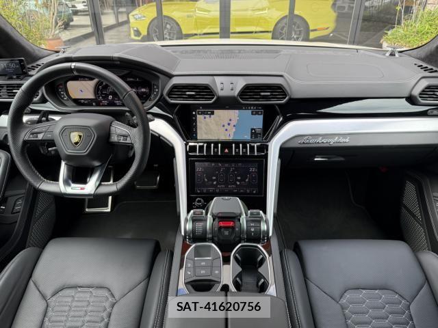 Lamborghini URUS 2022-02 7220447-1
