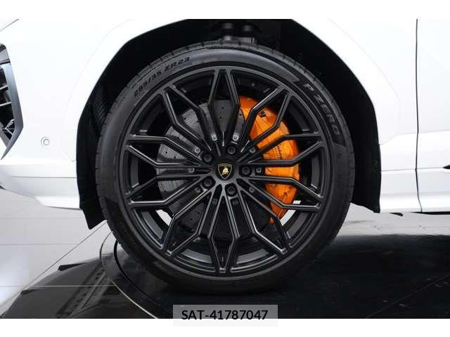 Lamborghini URUS 2025-09 7786117-3